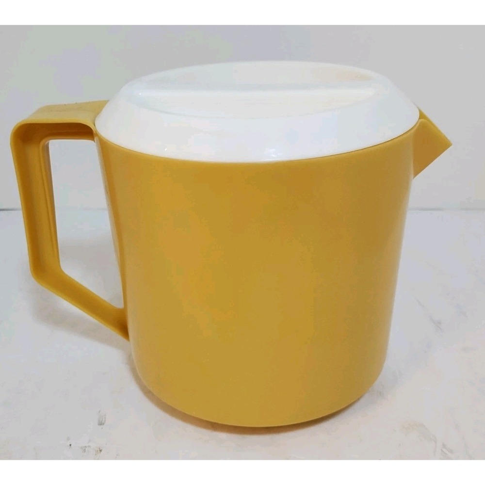 Vintage Rubbermaid #2745 Yellow 1 1/2 Quart Pitcher w/ Lid Harvest Gold